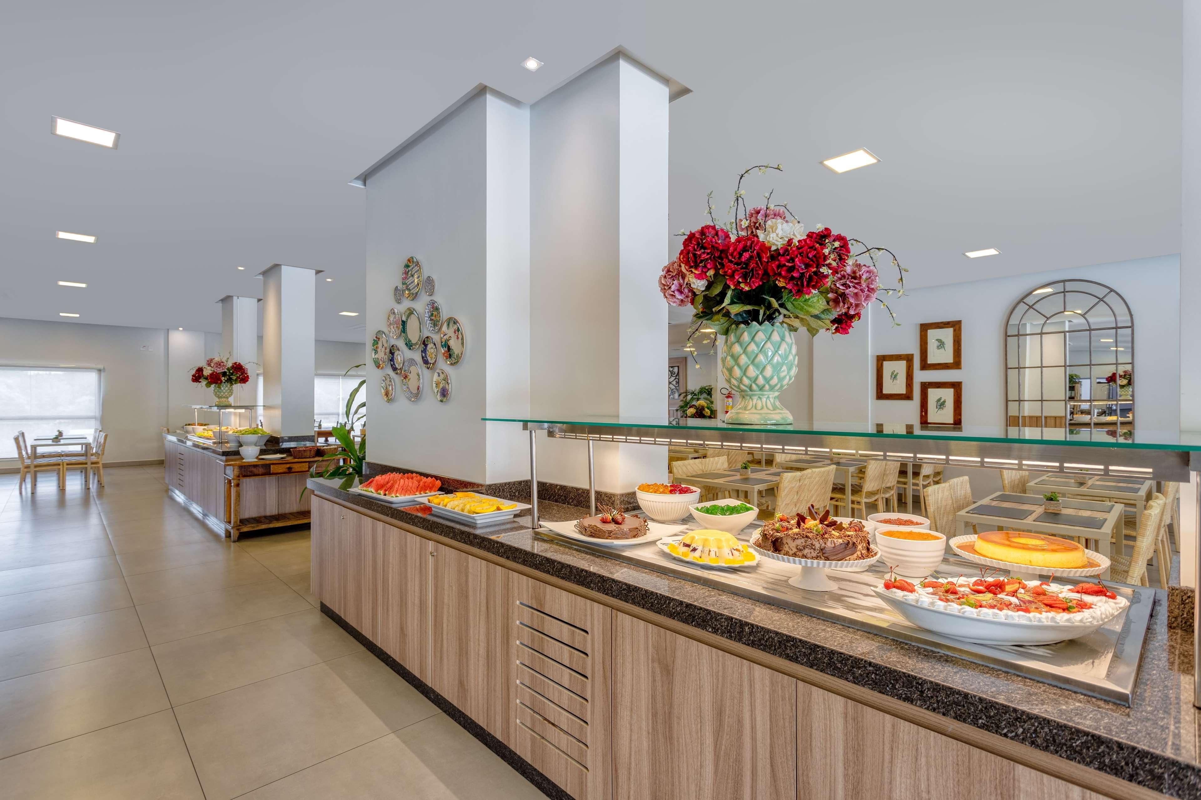 Wyndham Olimpia Royal Hotels Экстерьер фото Buffet at a hotel