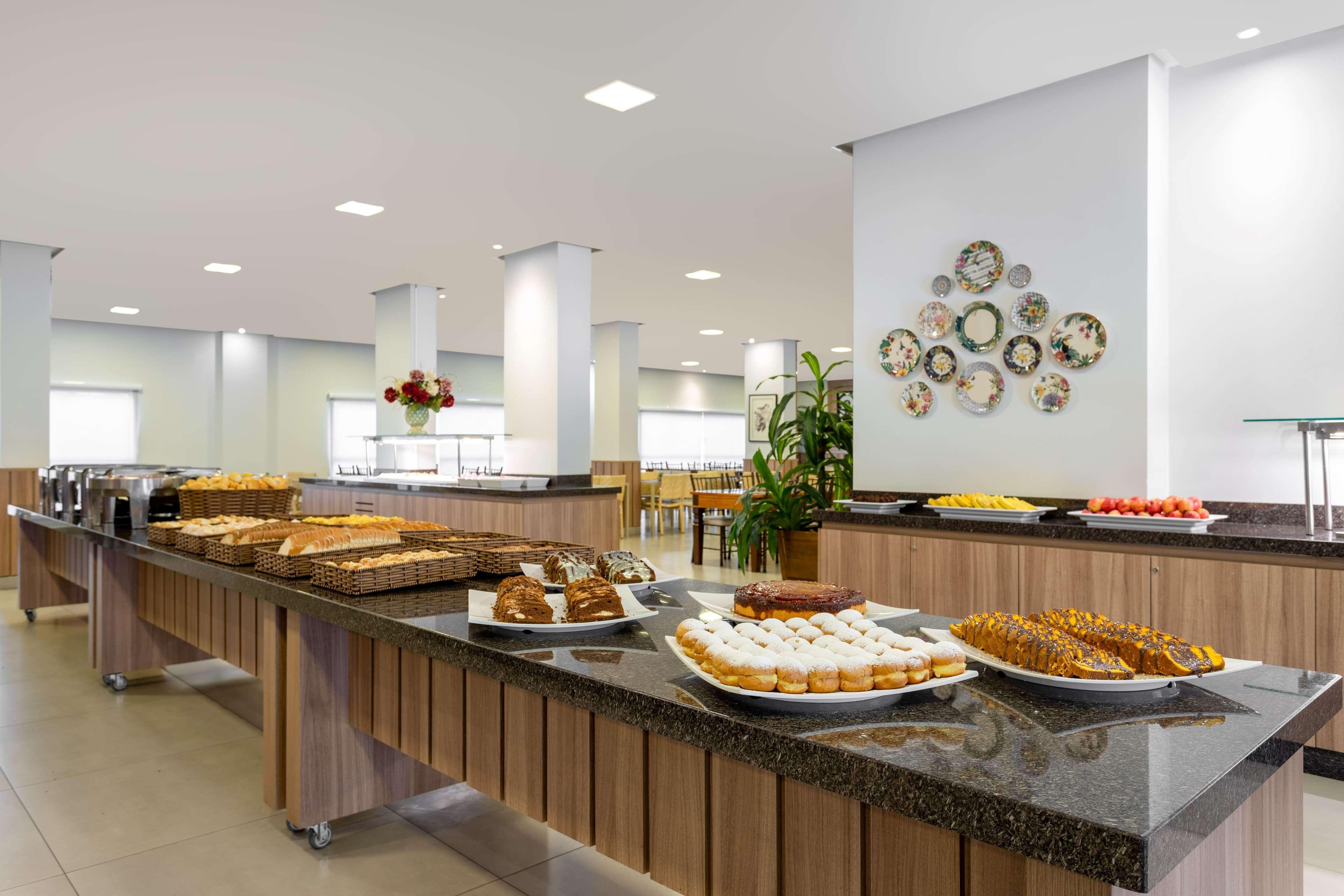 Wyndham Olimpia Royal Hotels Экстерьер фото A buffet at a hotel