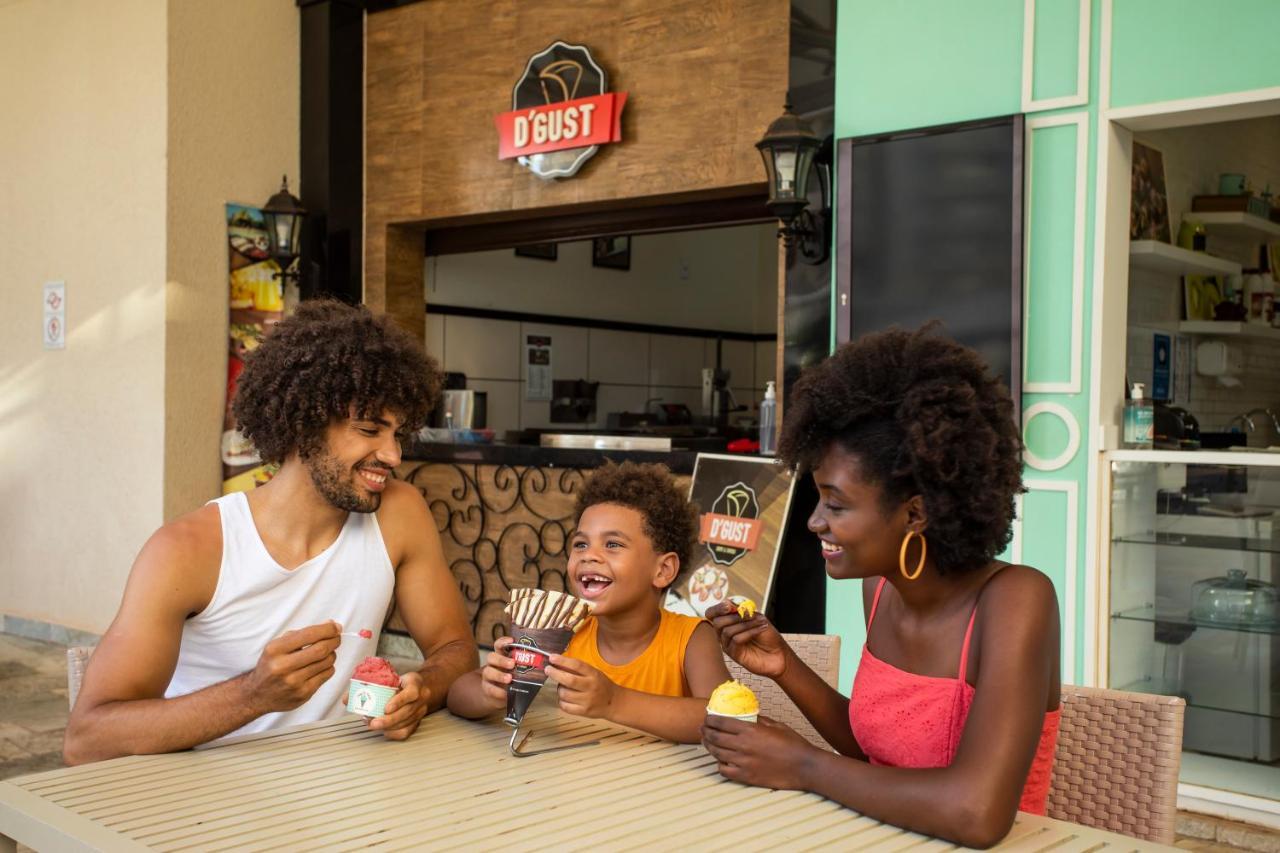 Wyndham Olimpia Royal Hotels Экстерьер фото Family at a restaurant in Cape Verde