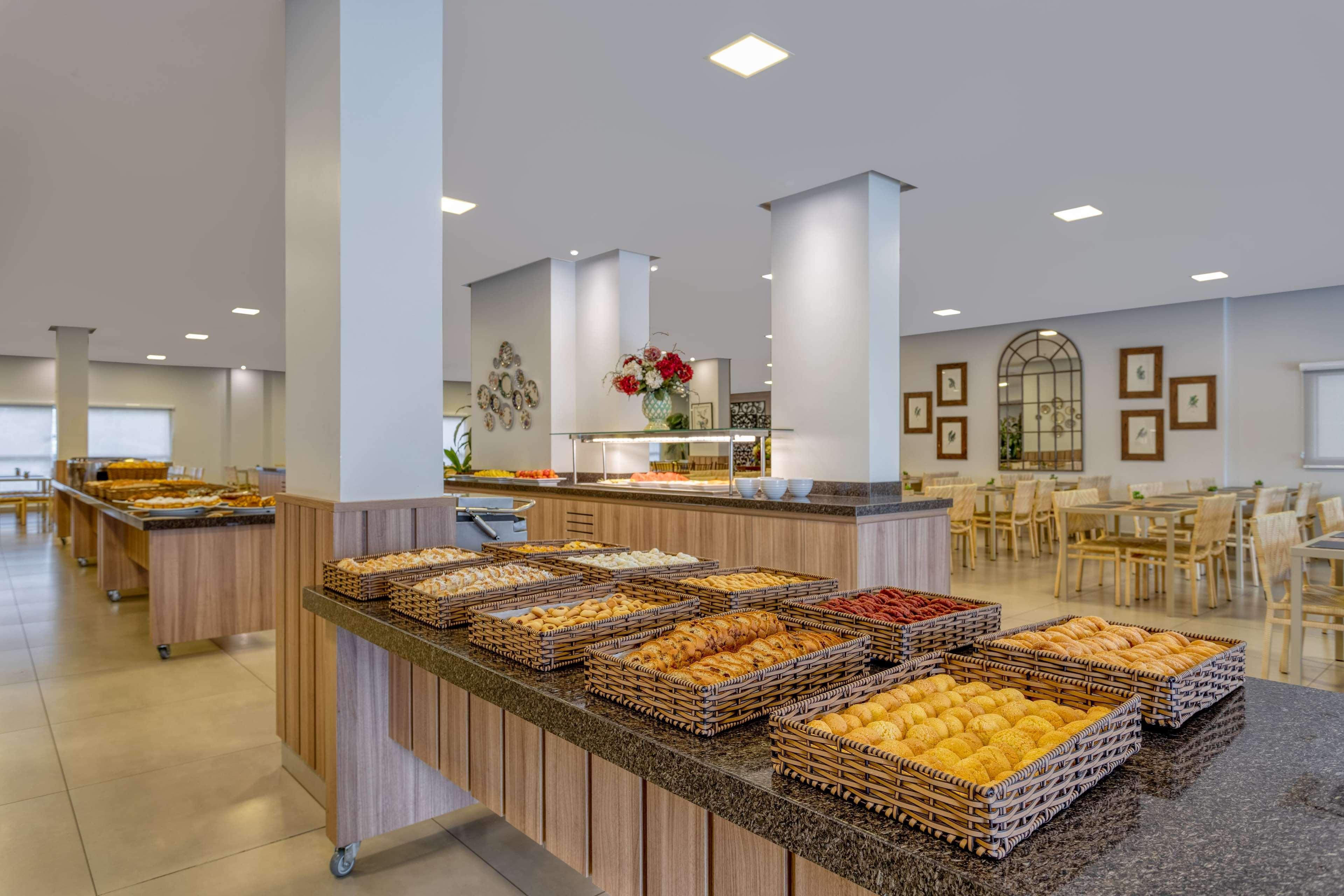 Wyndham Olimpia Royal Hotels Экстерьер фото A buffet at a hotel