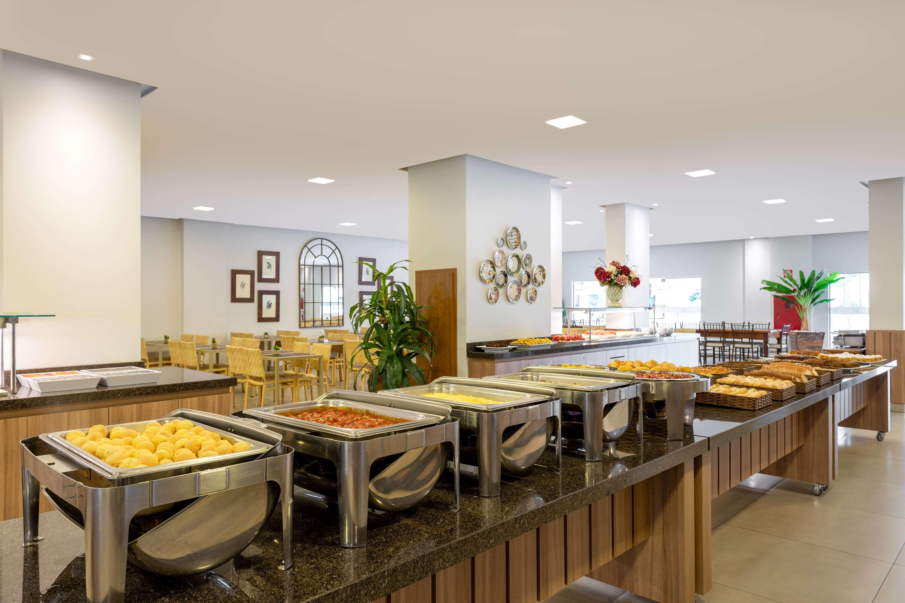 Wyndham Olimpia Royal Hotels Экстерьер фото Buffet at a hotel