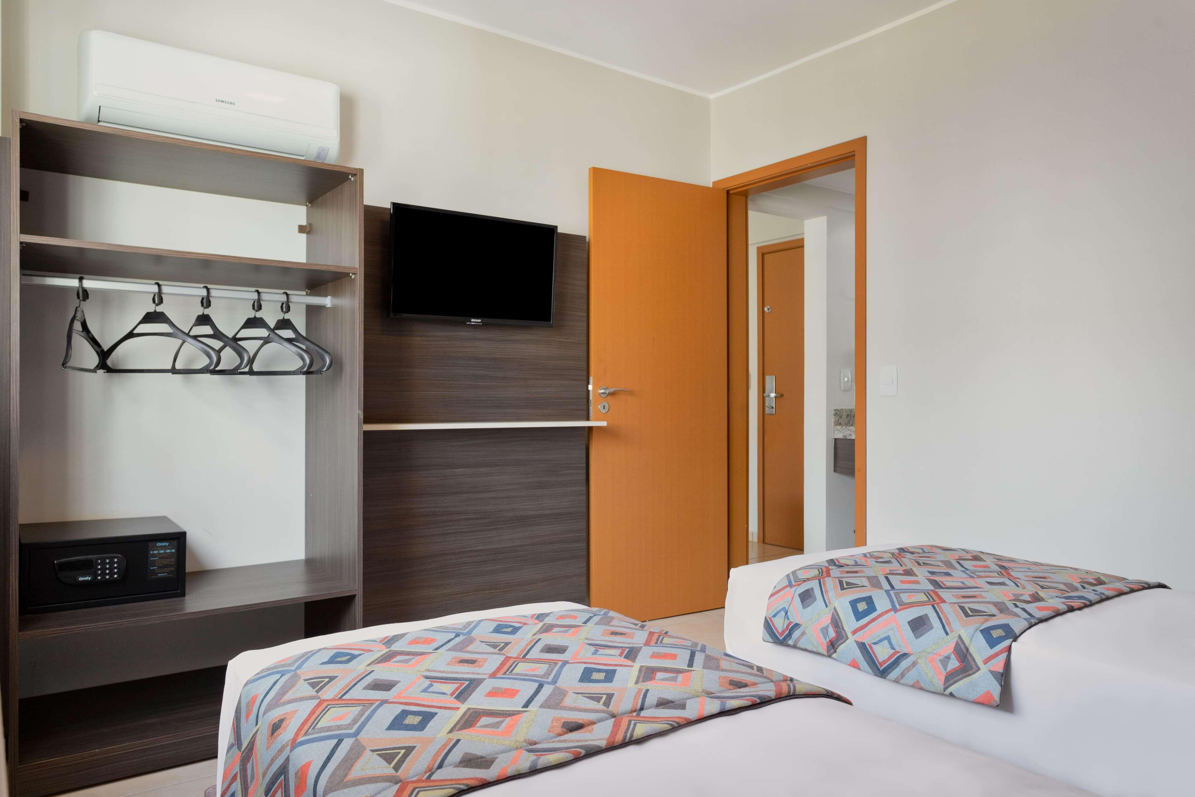 Wyndham Olimpia Royal Hotels Экстерьер фото A typical room at a Holiday Inn Express